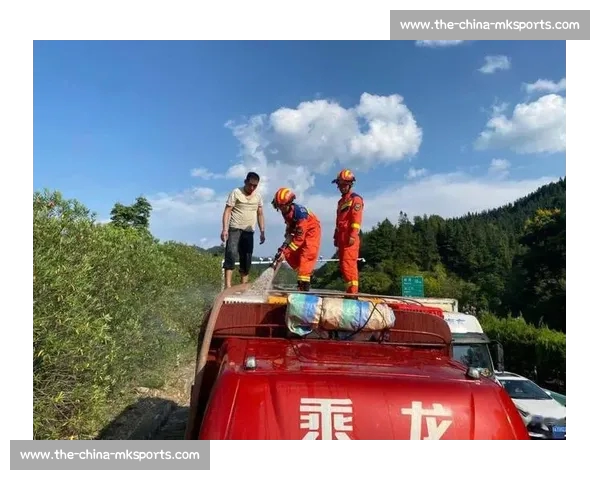 洪水中的生命托举：榕江消防员用身躯筑起 “避风港”